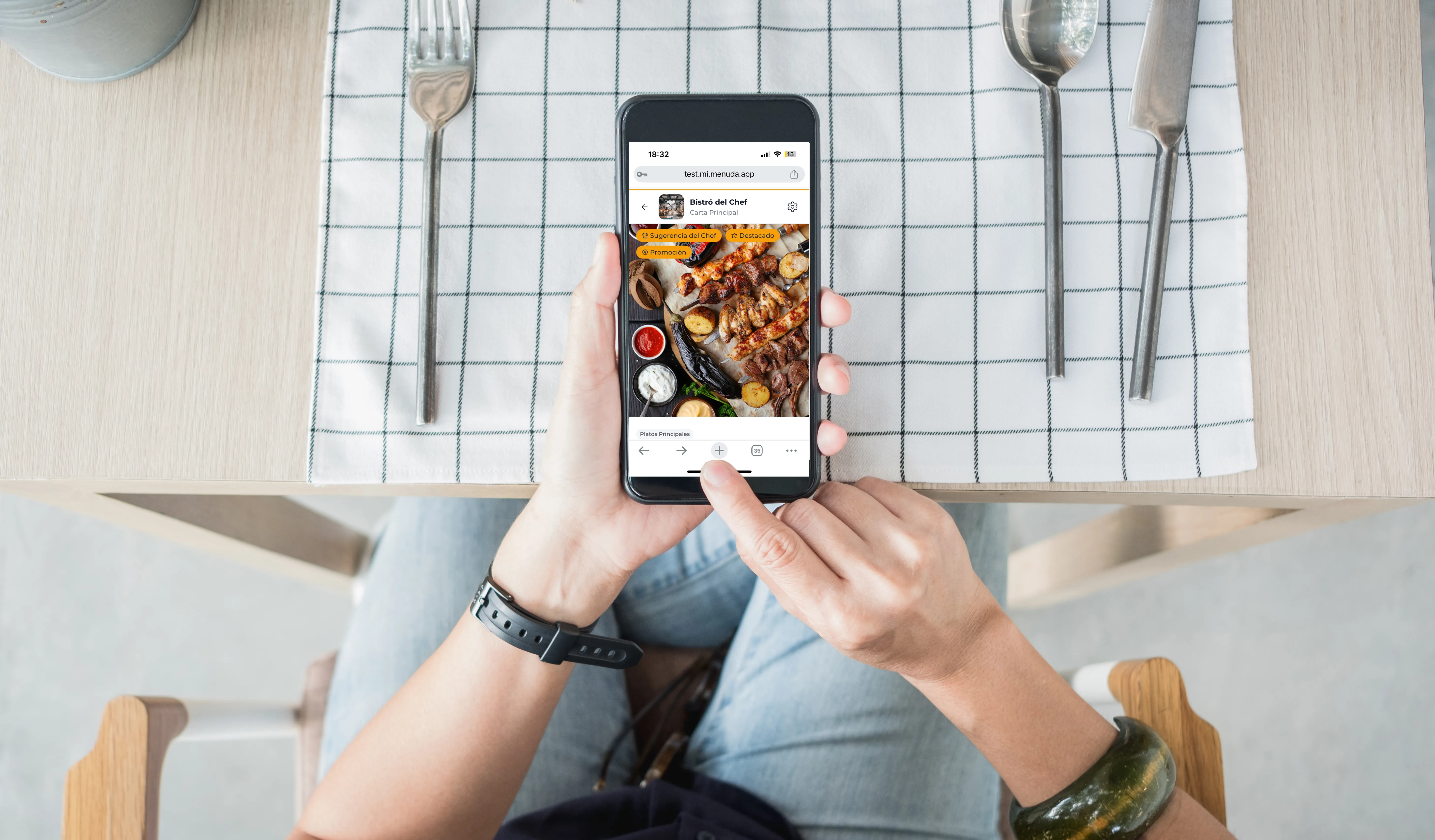 Persona usando menú digital en smartphone